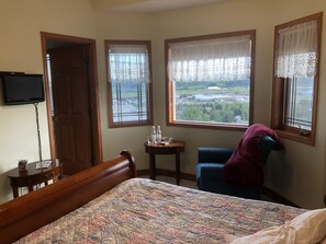 Basic-Doppelzimmer, 1 Queen-Bett, mit Bad, Bergblick | Kostenloses WLAN, Bettwäsche