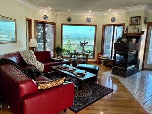 Una sala de estar con un sofá rojo, una mesa de centro y una chimenea.