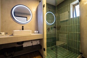 Standard Room | Bathroom | Shower, rainfall showerhead, free toiletries, hair dryer - Hotel Alcalá Expo (Guadalajara)