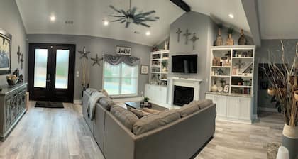 New Luxury 4BD House w/ Hot Tub 5 mins from the Lake, Oaklawn & Shopping!