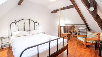 1 bedroom, desk, iron/ironing board, internet