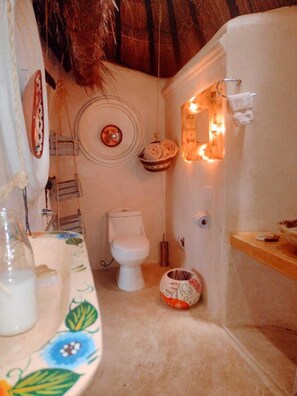 Toloque Coronado | Bathroom | Shower, towels - Hotel y Museo Aldea Maya Toktli Orígenes (Izamal)