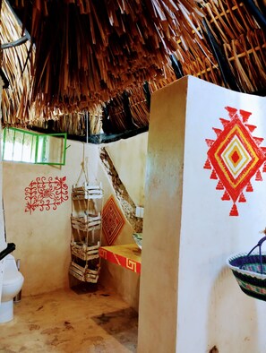 Tho | Bathroom | Shower, towels, soap - Hotel y Museo Aldea Maya Toktli Orígenes (Izamal)
