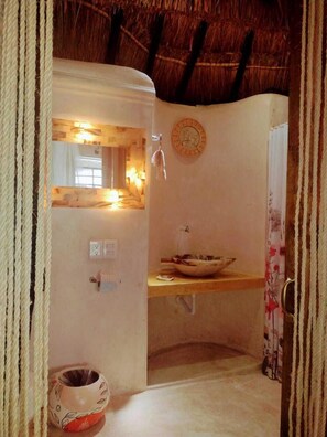 Toloque Coronado | Bathroom | Shower, towels - Hotel y Museo Aldea Maya Toktli Orígenes (Izamal)