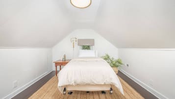 2 makuuhuonetta, työpöytä, silitysrauta/-lauta, ilmainen Wi-Fi