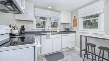 Jääkaappi, mikroaaltouuni, uuni, liesi