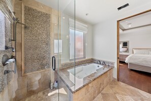 Haartrockner, Bidet, Handtücher, Seife