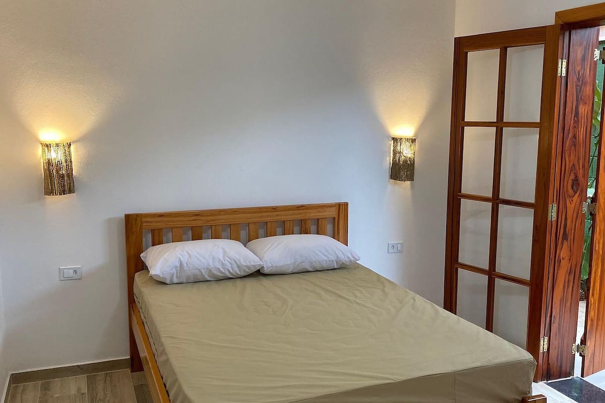 Hypo-allergenic bedding available, soundproofing, WiFi (free)