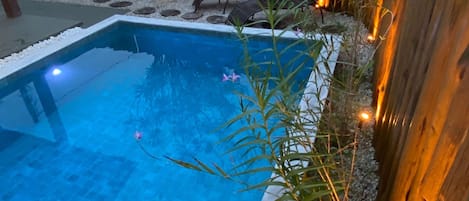 室外游泳池,開放時間為 10:00 至 21:30,提供日光浴躺椅