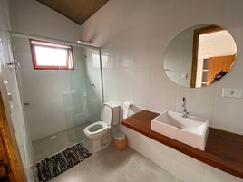 Basic Double Room | Bathroom | Shower, rainfall showerhead, free toiletries, towels
