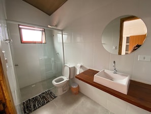 Basic Double Room | Bathroom | Shower, rainfall showerhead, free toiletries, towels