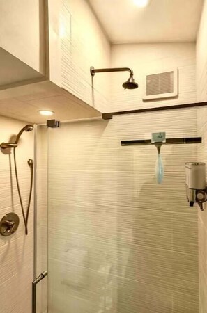 Articles de toilette écologiques, sèche-cheveux, serviettes fournies