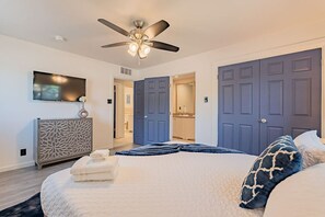 4 bedrooms, iron/ironing board, WiFi, bed sheets - Casa Puerta Azul-Best Location! (Chandler)