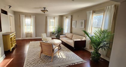 15 minutes from Kings Island! Spacious farmhouse that sleeps up to 11!