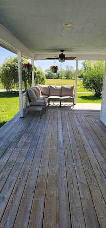 Terrace/patio. 15 minutes from Kings Island! Spacious farmhouse that sleeps up to 11!
