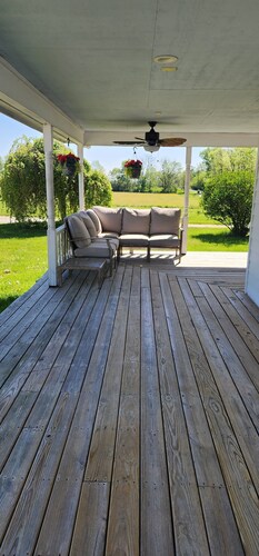 15 minutes from Kings Island!  Spacious farmhouse that sleeps up to 11!