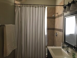 Haartrockner, Handtücher, Seife, Toilettenpapier