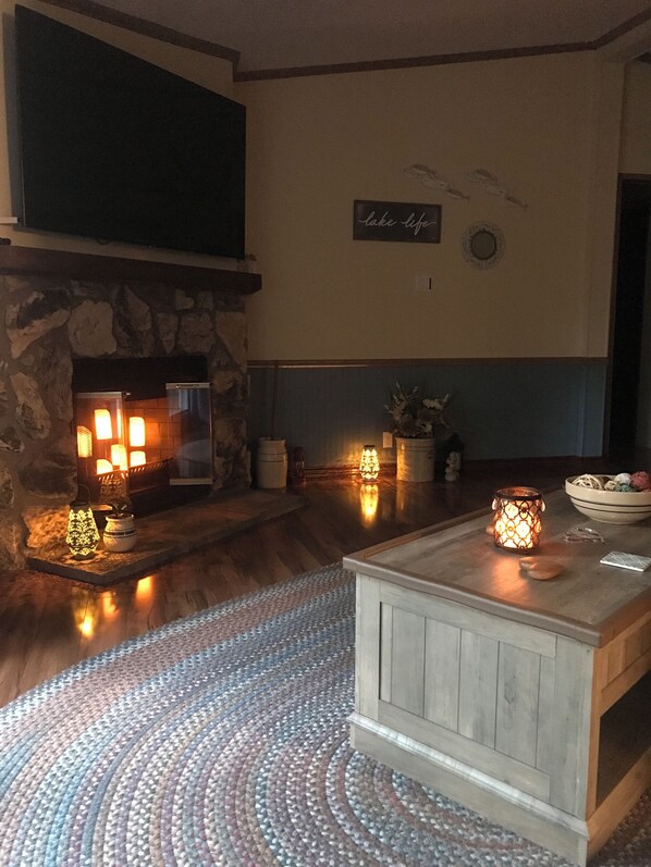 Interior - Waterfront home on a beautiful wooded, private1 acre lot on Sam Rayburn.   (Broaddus)