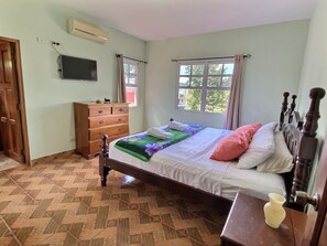 3 bedrooms, desk, iron/ironing board, free WiFi - Mountain View In Town With King Suite (Midterm Available) (San Ignacio)