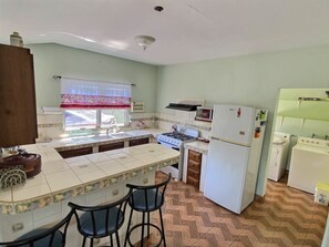 Fridge, microwave, oven, stovetop - Mountain View In Town With King Suite (Midterm Available) (San Ignacio)