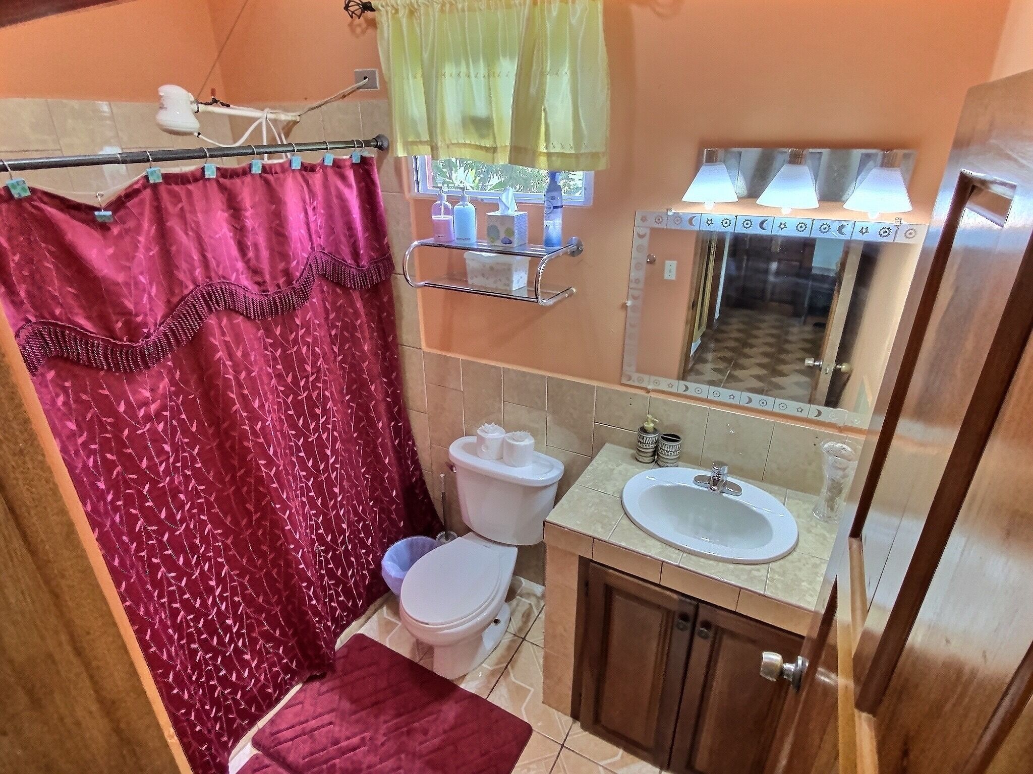 Sèche-cheveux, serviettes fournies, savon, shampoing