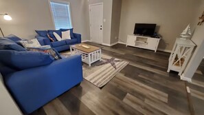 TV - Apartment Close To OWA Waterpark (Foley)