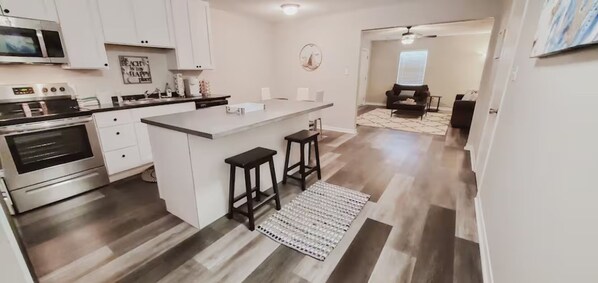 Fridge, microwave, oven, stovetop - Apt Located In Downtown Foley AL (Foley)