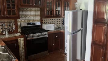 Een koelkast, een microgolfoven, een oven, een kookplaat