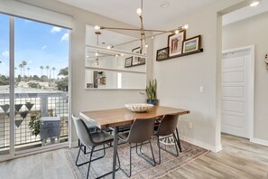 Dining - Unavailable to rent. Please remove. (Oceanside)