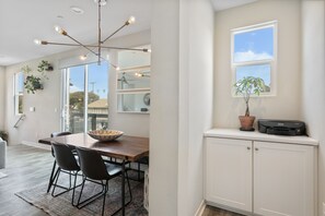 Dining - Unavailable to rent. Please remove. (Oceanside)