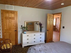 2 bedrooms, free WiFi, bed sheets - Brevort Log Cabin, Michigan's UP (Moran)