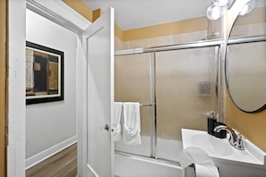 Secador de pelo, toallas, jabón, shampoo