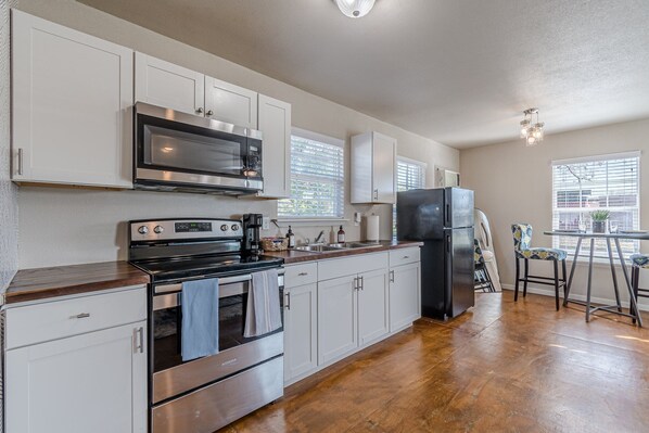 Kühlschrank, Mikrowelle, Ofen, Herdplatte