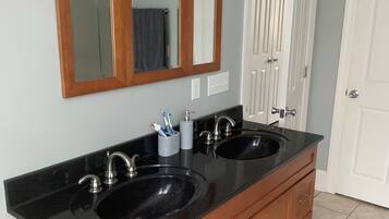 Banyera d'hidromassatge, assecador de cabells, tovalloles i sabó