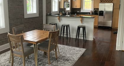 Luxurious condo blocks from BBQ on the River!