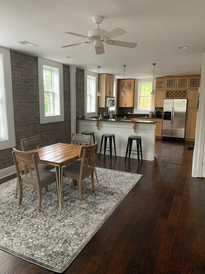 Luxurious condo blocks from BBQ on the River!