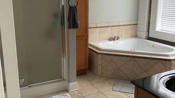 Baignoire Ă jets, sĂšche-cheveux, serviettes fournies, savon