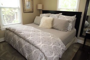 A bedroom with a bed, a lamp, and a window with blinds. - The Downtown Napa Getaway (Napa)