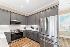 Fridge, microwave, oven, stovetop - Sleeps 10! En suite baths! Beach Access-Pool (Gulf Shores)