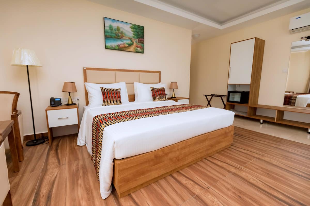 Junior-Suite | 1 Schlafzimmer, hochwertige Bettwaren, Minibar, individuell dekoriert