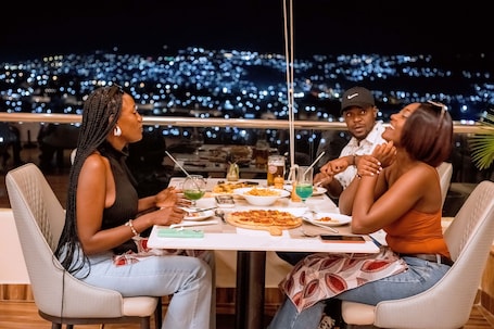 Restaurante. The Hut Restaurant & Boutique hotel