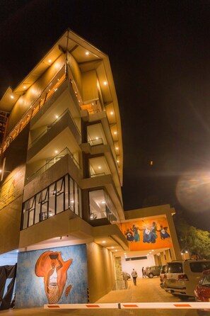 Front of property – evening/night - The Hut Restaurant & Boutique hotel (Kigali)