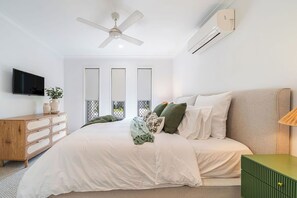 4 bedrooms, iron/ironing board, WiFi, bed sheets - The Carlisle - Poolside Bliss - Pet Friendly (Mountain Creek)