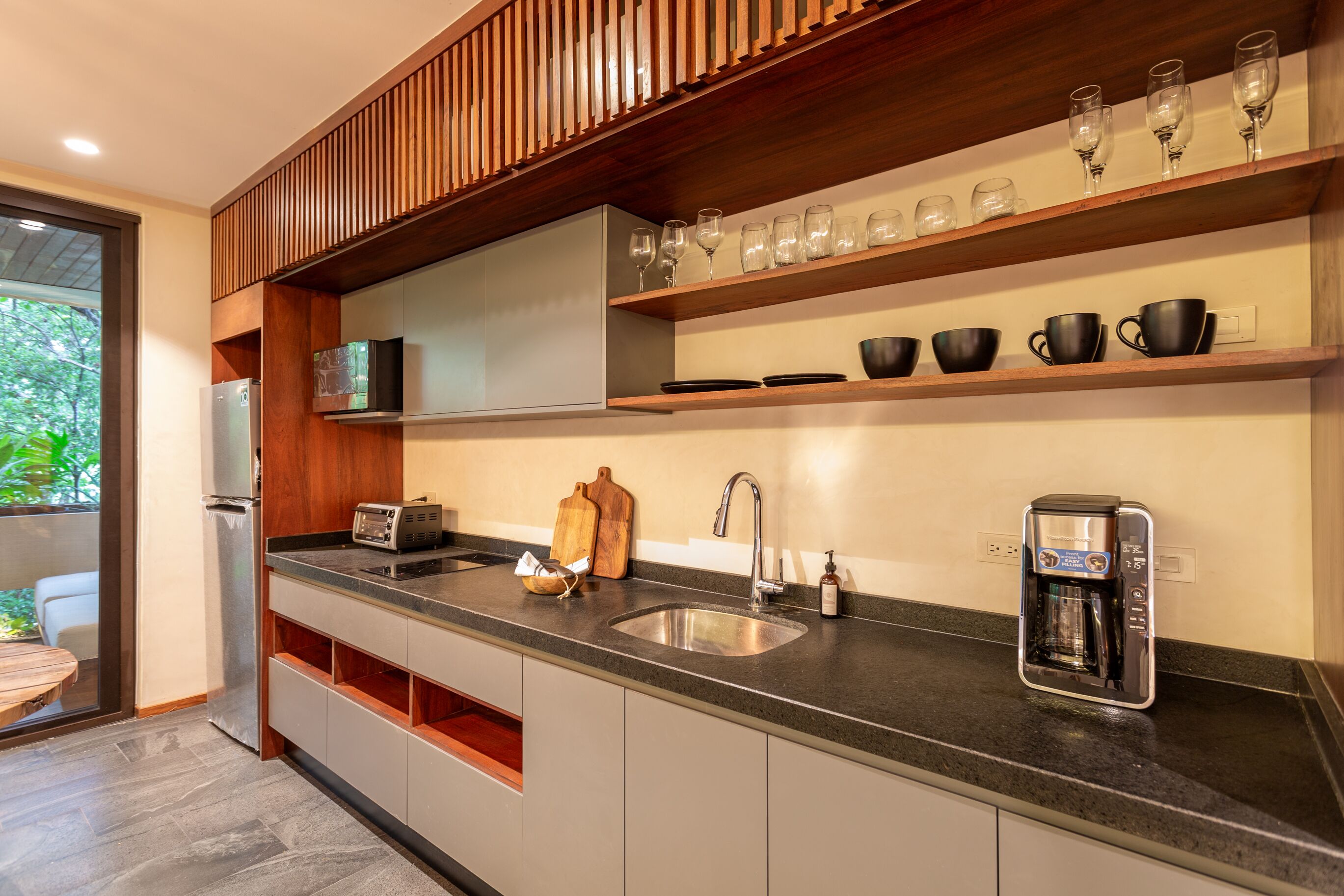 Refrigerador, microondas, parrilla de estufa y cafetera y tetera 