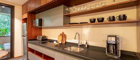 Réfrigérateur, four à micro-ondes, surface de cuisson, cafetiÚre-théiÚre