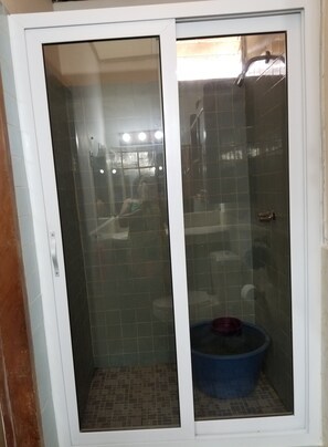Een douche, milieuvriendelijk toiletgerief, een haardroger, handdoeken