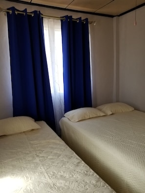 3 chambres, coffre-fort, bureau, fer et planche à repasser