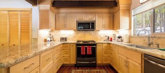 Kid+Dog-Friendly! Big Deck, BBQ, Private Sledding