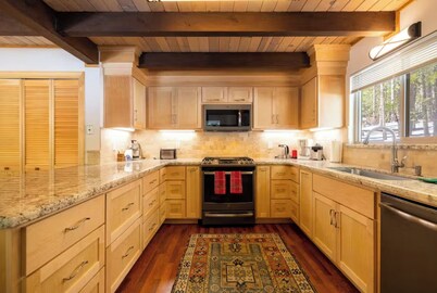 Kid+Dog-Friendly! Big Deck, BBQ, Private Sledding