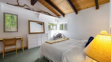 3 bedrooms, desk, iron/ironing board, travel crib
